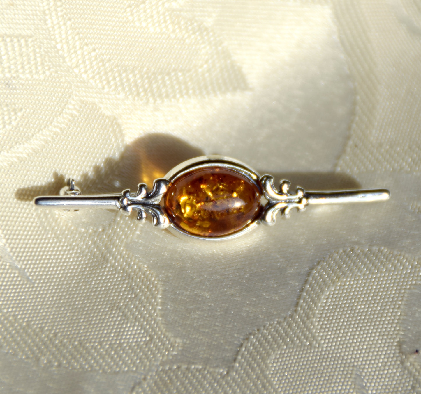 Vintage-Brosche aus Naturbernstein in Cognac-Farbe und 925er Silber, MJ Baltica, BBR062