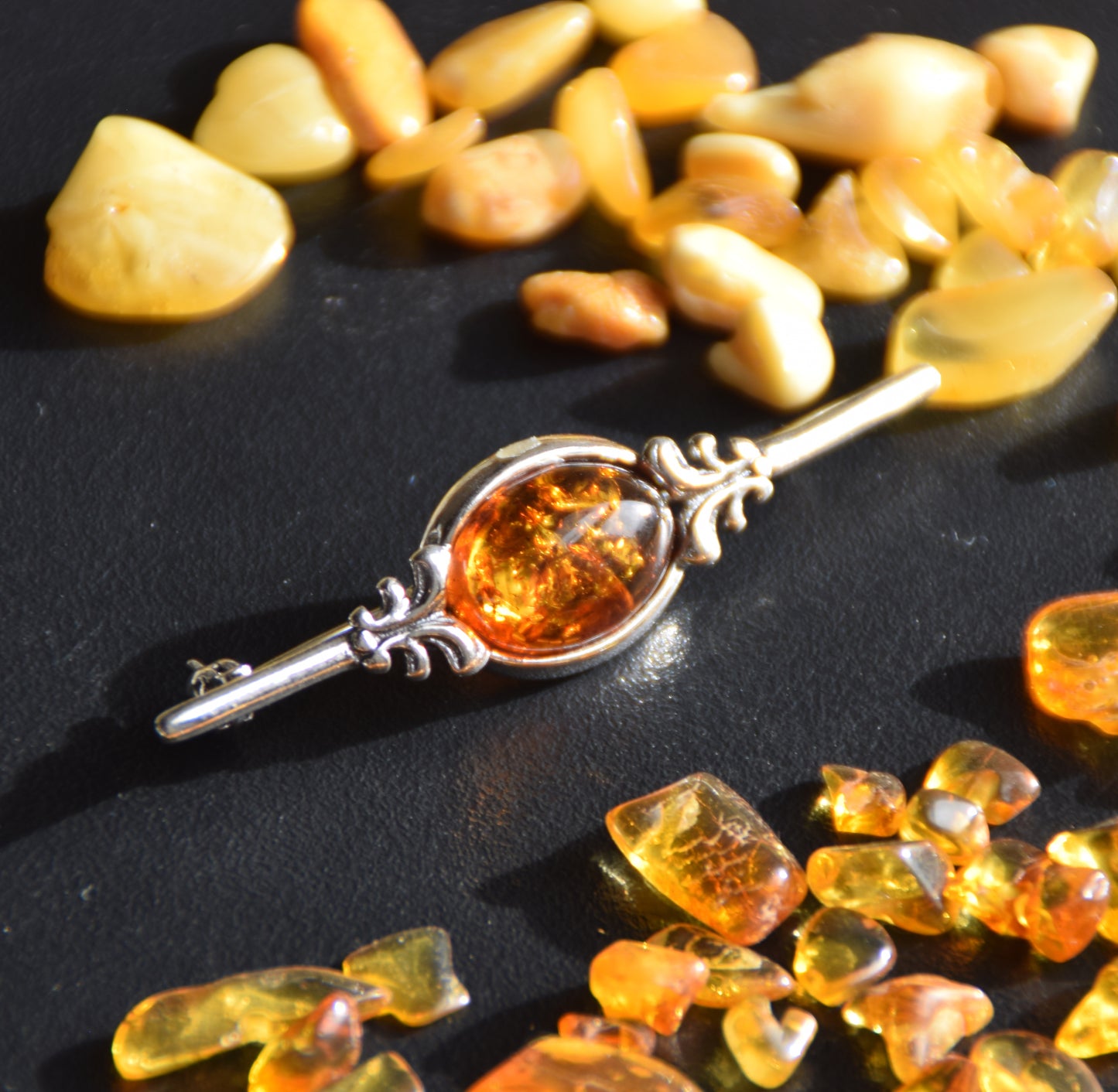 Vintage-Brosche aus Naturbernstein in Cognac-Farbe und 925er Silber, MJ Baltica, BBR062