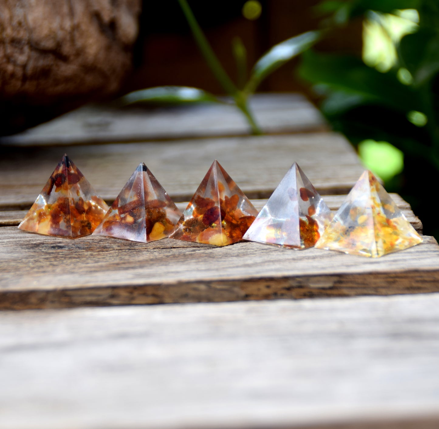 MJ Baltica, pyramid set, natural Baltic amber, resin, handmade, unique, artisanal, ornament, decoration, pyramid, BF072