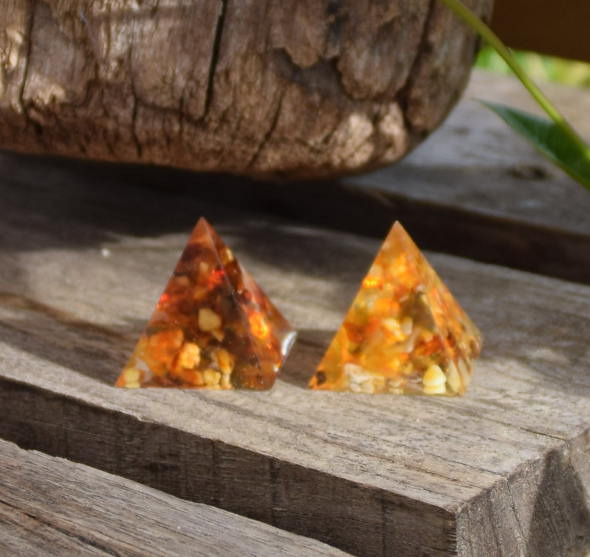 MJ Baltica, pyramid set, natural Baltic amber, resin, handmade, unique, artisanal, ornament, decoration, pyramid, BF073