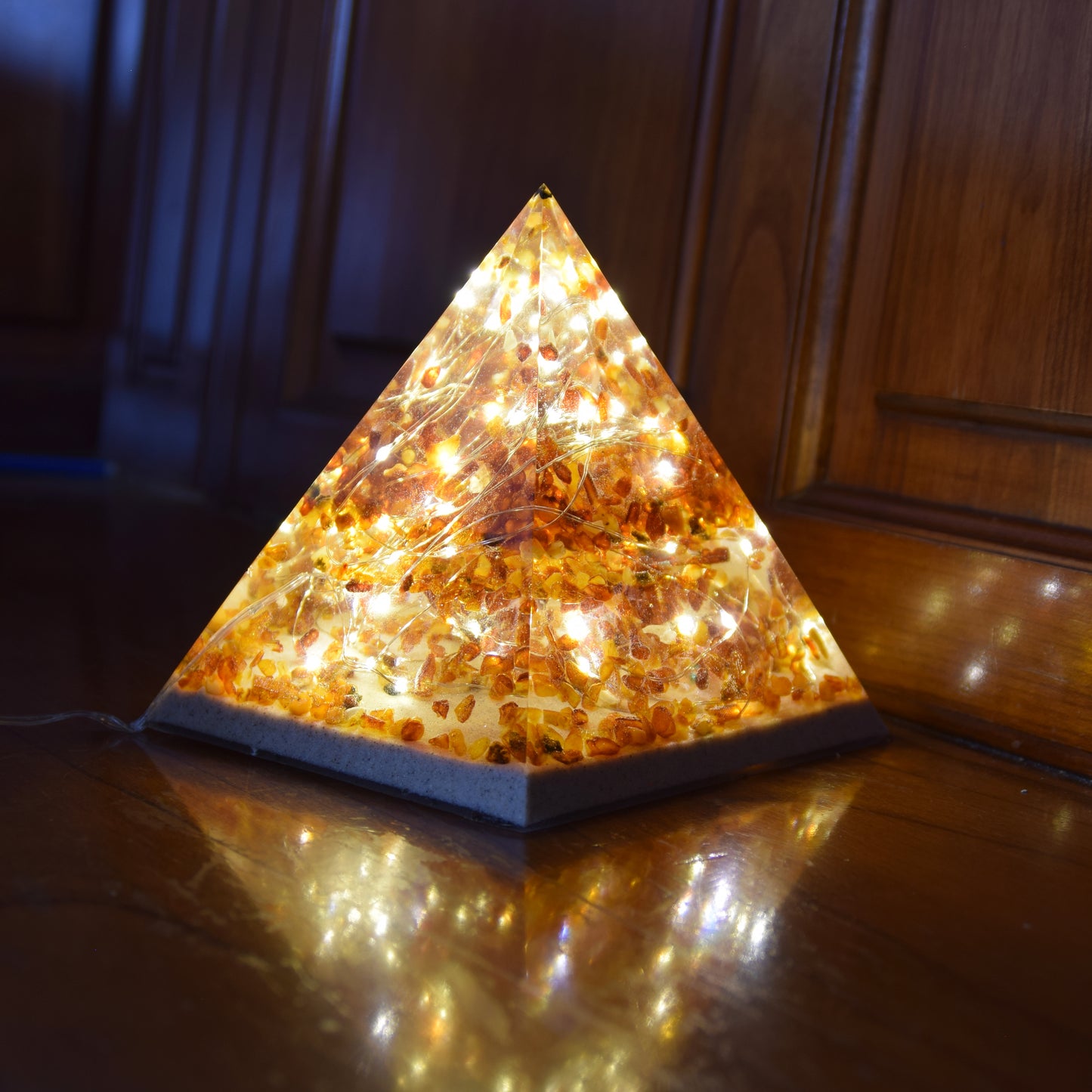 MJ Baltica, lamp, natural Baltic amber, resin, pyramid, unique, usb connection, large, handmade, artisanal, BF089