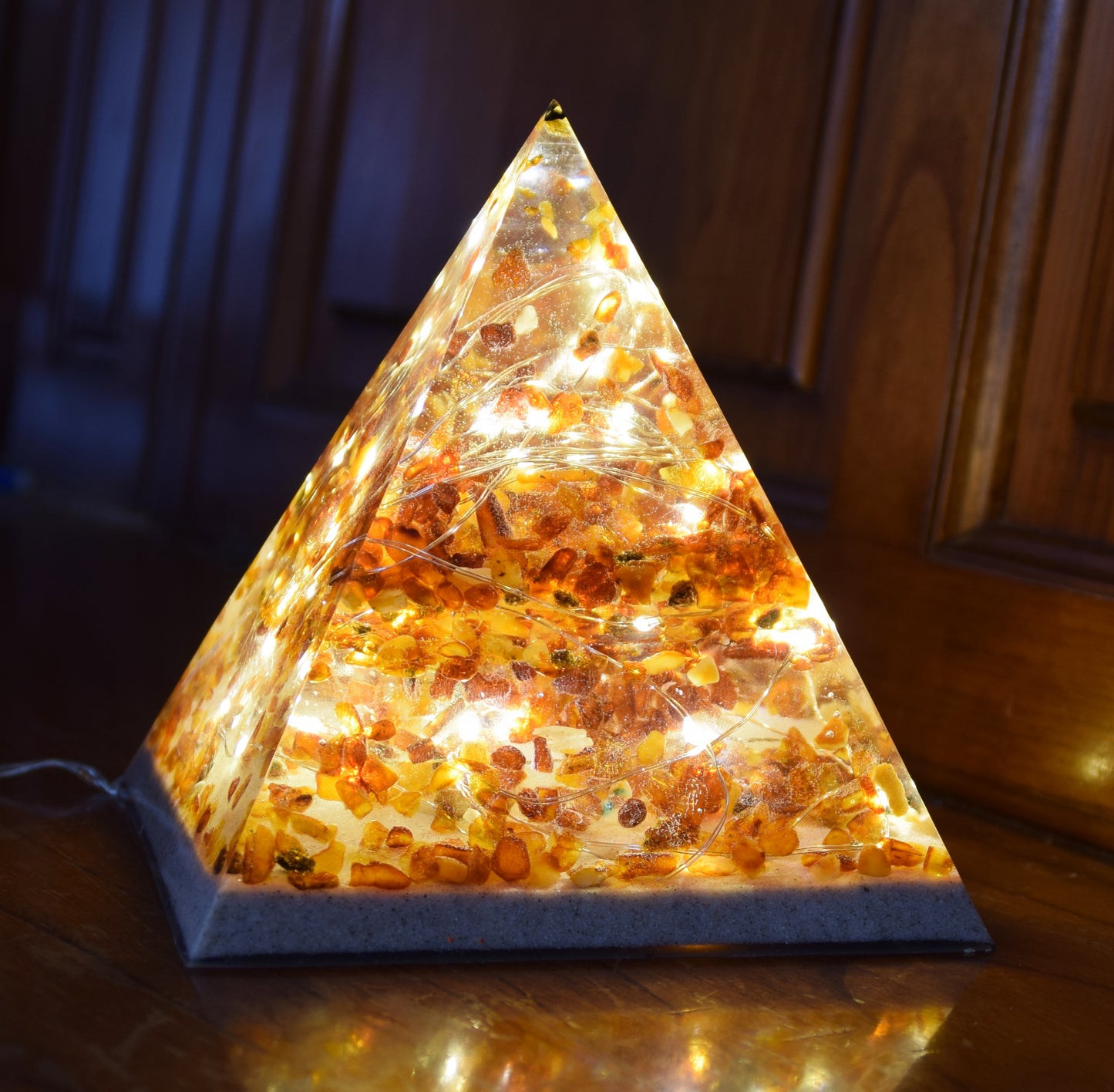 MJ Baltica, lamp, natural Baltic amber, resin, pyramid, unique, usb connection, large, handmade, artisanal, BF089