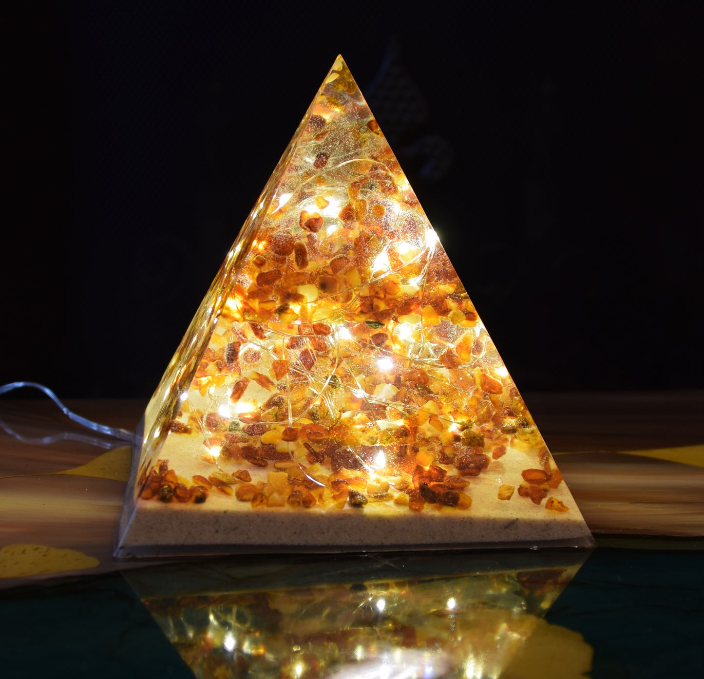 MJ Baltica, lamp, natural Baltic amber, resin, pyramid, unique, usb connection, large, handmade, artisanal, BF091