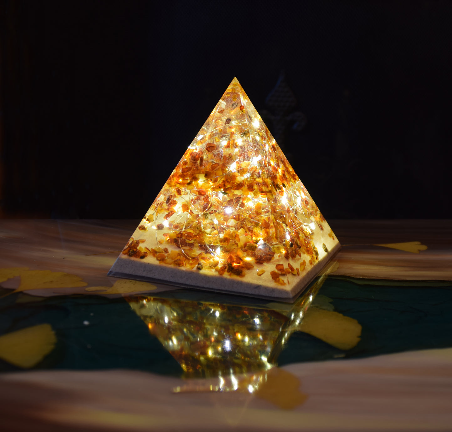 MJ Baltica, lamp, natural Baltic amber, resin, pyramid, unique, usb connection, large, handmade, artisanal, BF091