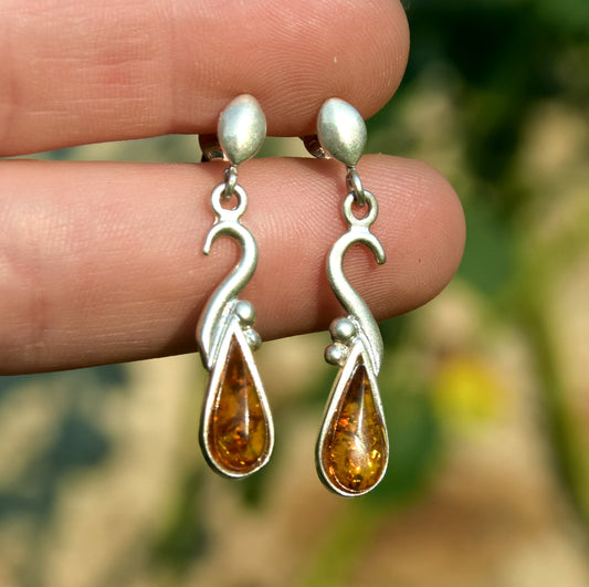 Orecchini pendenti con la goccia di Ambra cognac naturale e Argento 925, MJ Baltica, BK001