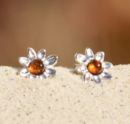 Delicati orecchini a lobo a forma di fiore, creati con Ambra cognac naturale e Argento 925, MJ Baltica, BK011