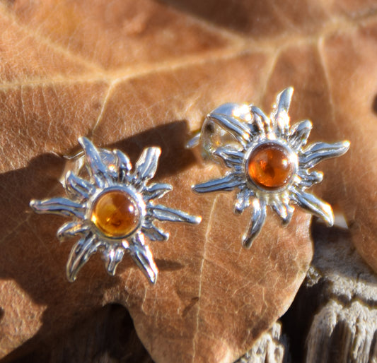 Orecchini a lobo a forma di sole con Ambra cognac naturale e Argento 925, MJ Baltica, BK015