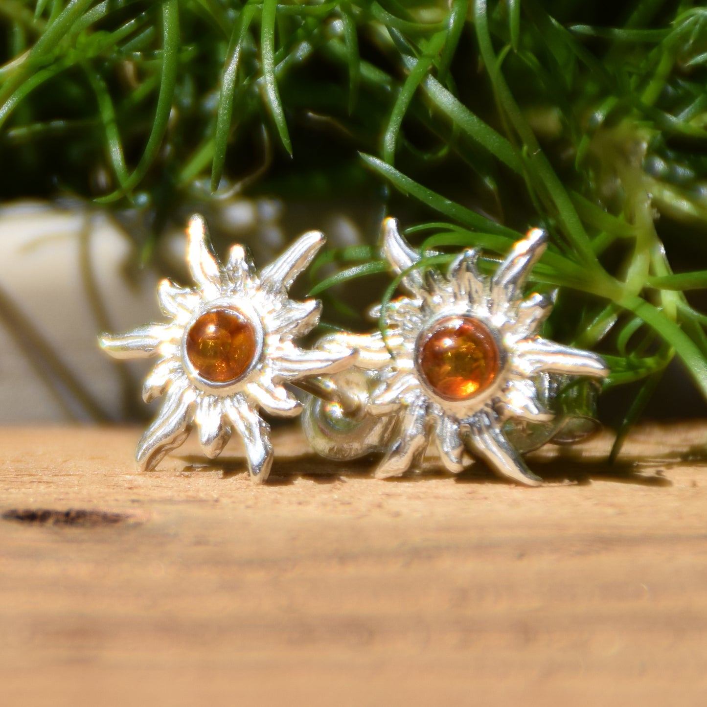 Orecchini a lobo a forma di sole con Ambra cognac naturale e Argento 925, MJ Baltica, BK015