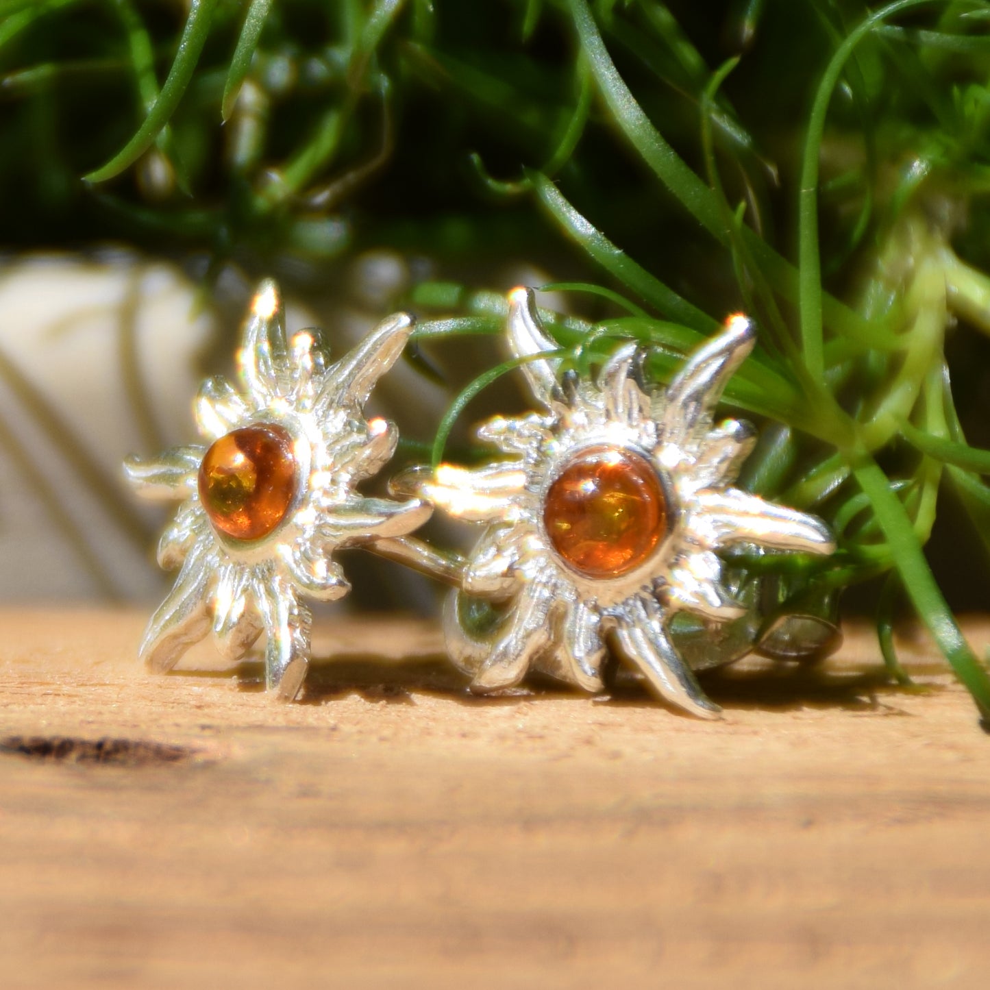 Orecchini a lobo a forma di sole con Ambra cognac naturale e Argento 925, MJ Baltica, BK015