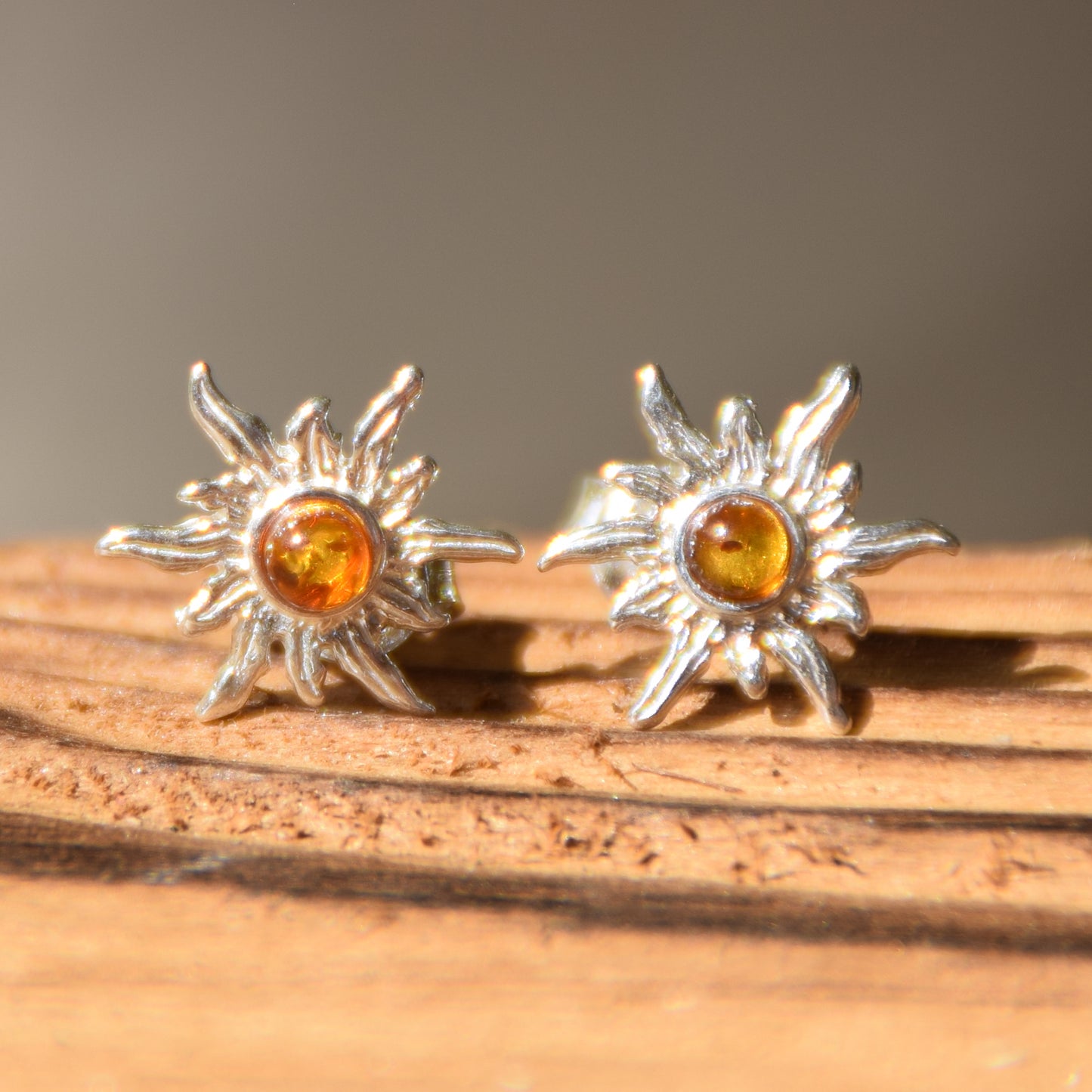 Orecchini a lobo a forma di sole con Ambra cognac naturale e Argento 925, MJ Baltica, BK015