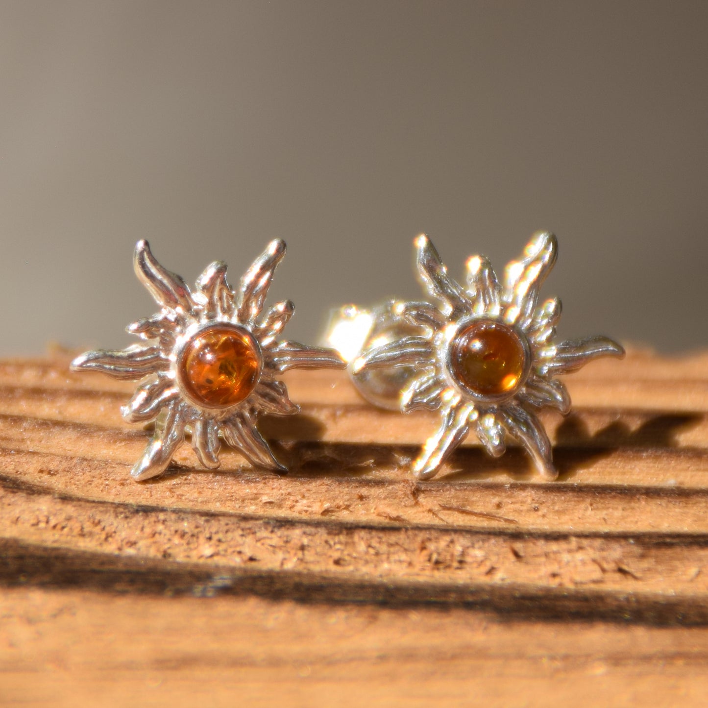 Orecchini a lobo a forma di sole con Ambra cognac naturale e Argento 925, MJ Baltica, BK015