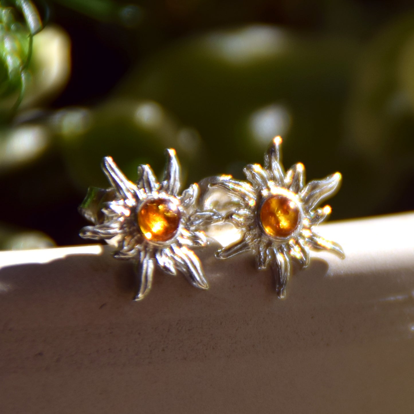 Orecchini a lobo a forma di sole con Ambra cognac naturale e Argento 925, MJ Baltica, BK015