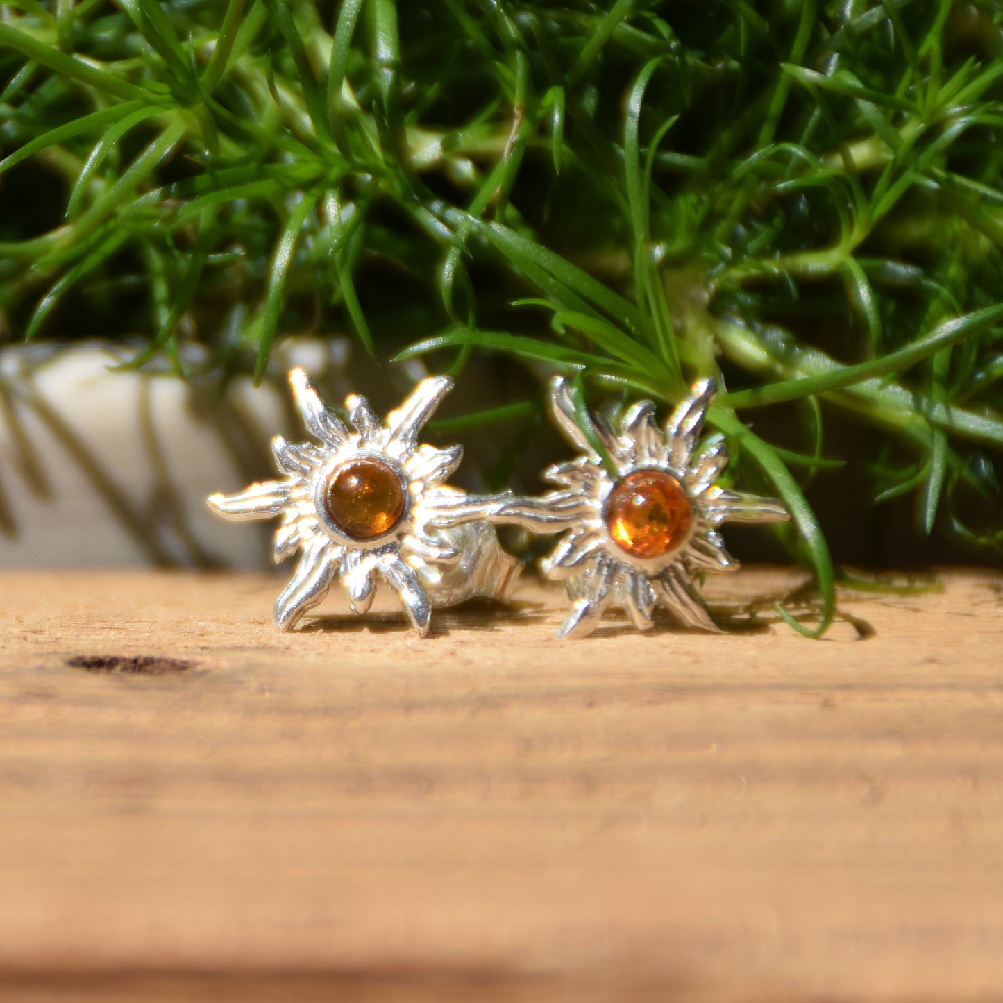 Orecchini a lobo a forma di sole con Ambra cognac naturale e Argento 925, MJ Baltica, BK015