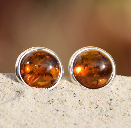 Classici orecchini a lobo a forma del bottone con Ambra cognac naturale e Argento 925, MJ Baltica, BK039