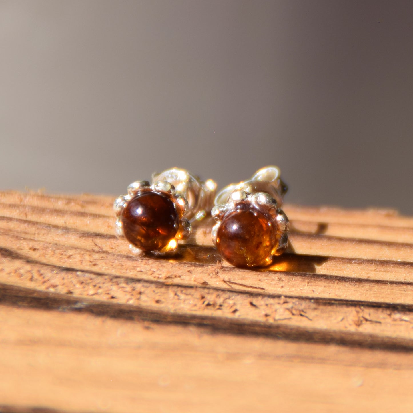 Blütenstecker mit Natur-Cognac-Bernsteinkugel und 925er Silber, MJ Baltica, BK041
