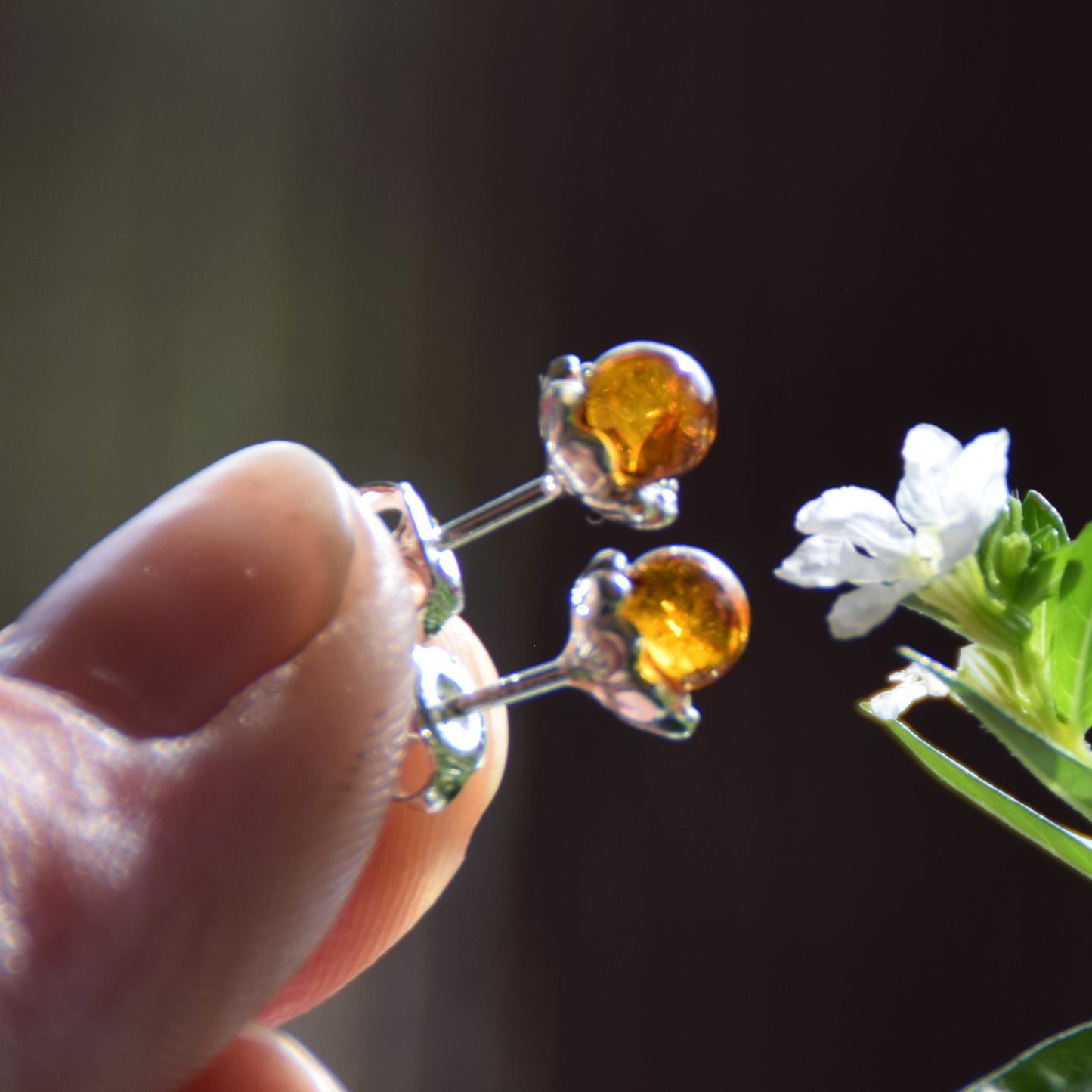 Blütenstecker mit Natur-Cognac-Bernsteinkugel und 925er Silber, MJ Baltica, BK041