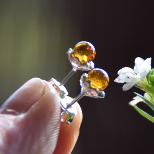 Flower-shaped stud earrings with natural cognac Amber sphere and 925 Sterling Silver, MJ Baltica, BK041