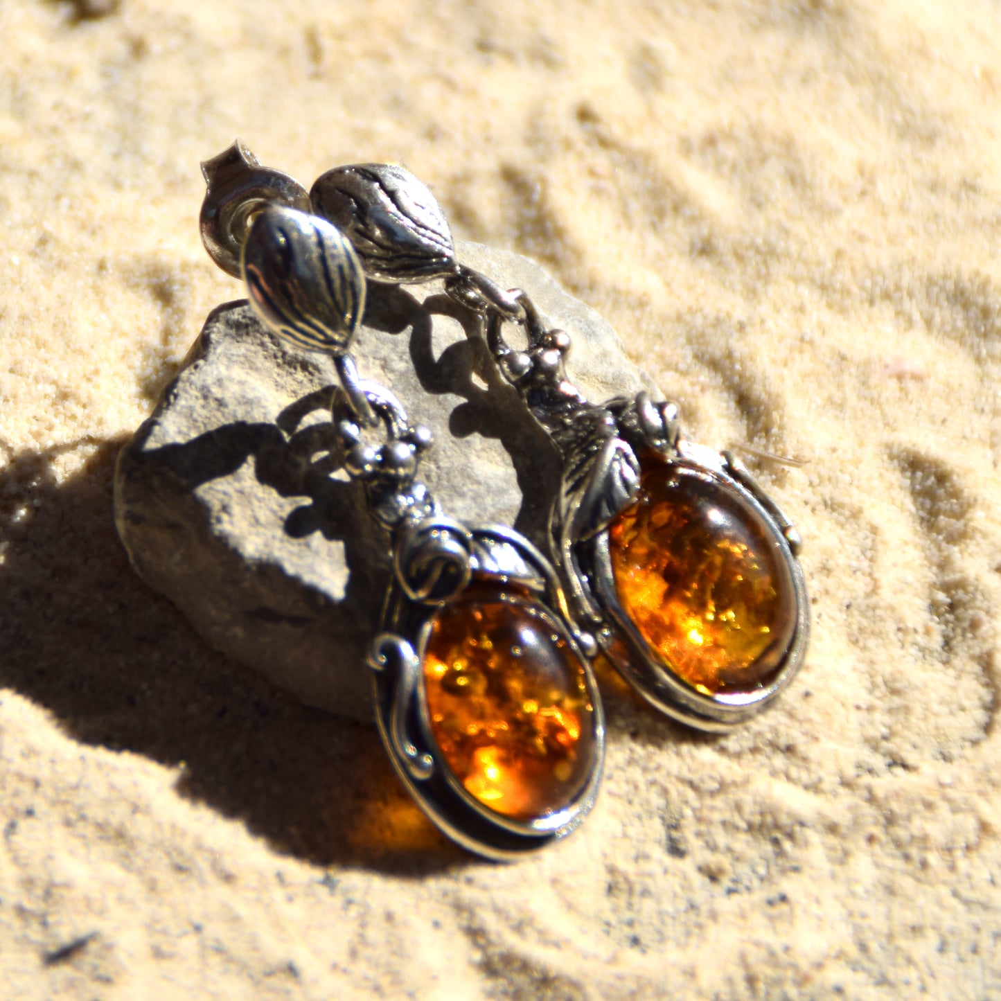 Classici orecchini pendenti in stile vintage con Argento 925 e Ambra cognac naturale, MJ Baltica, BK051