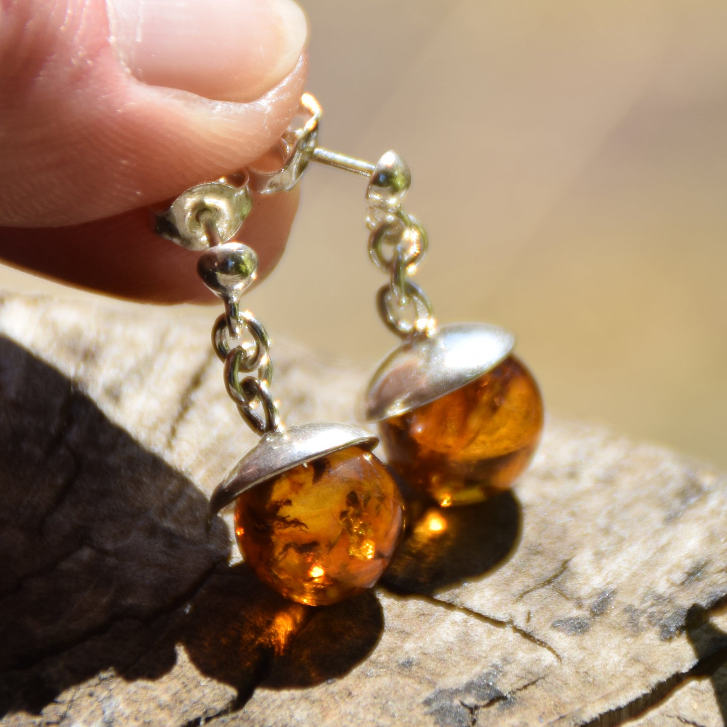 Orecchini pendenti con la sfera di Ambra cognac naturale e Argento 925, MJ Baltica, BK052