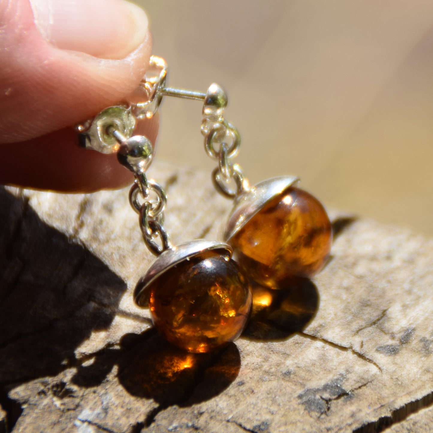 Orecchini pendenti con la sfera di Ambra cognac naturale e Argento 925, MJ Baltica, BK052
