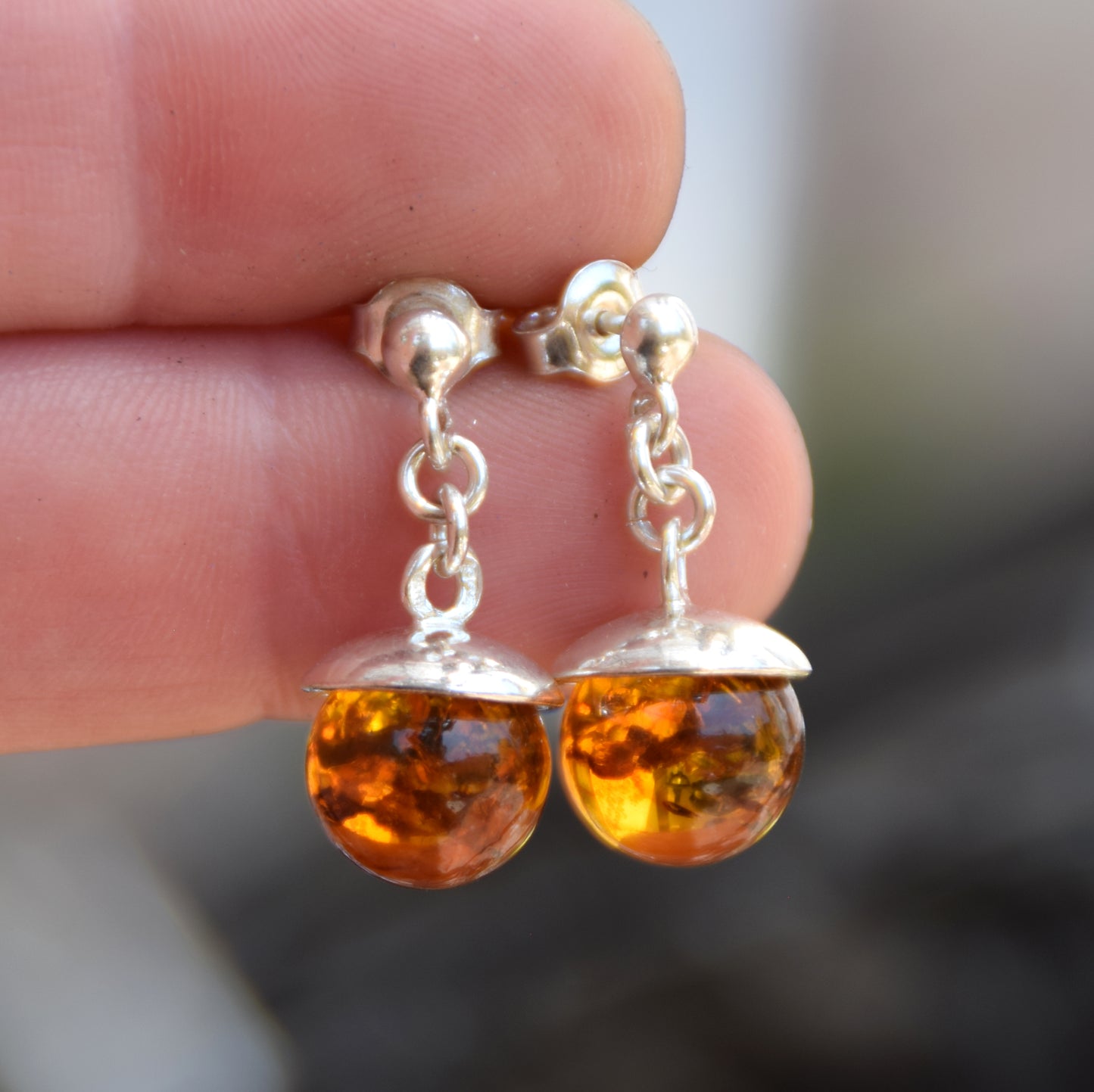 Orecchini pendenti con la sfera di Ambra cognac naturale e Argento 925, MJ Baltica, BK052