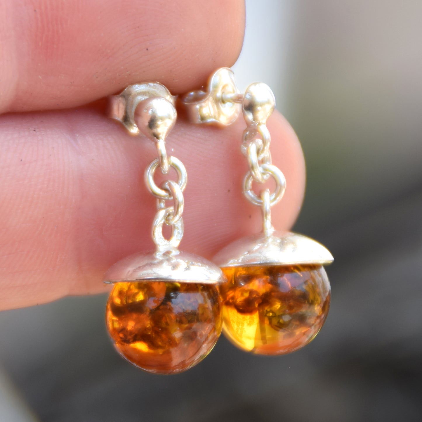 Orecchini pendenti con la sfera di Ambra cognac naturale e Argento 925, MJ Baltica, BK052