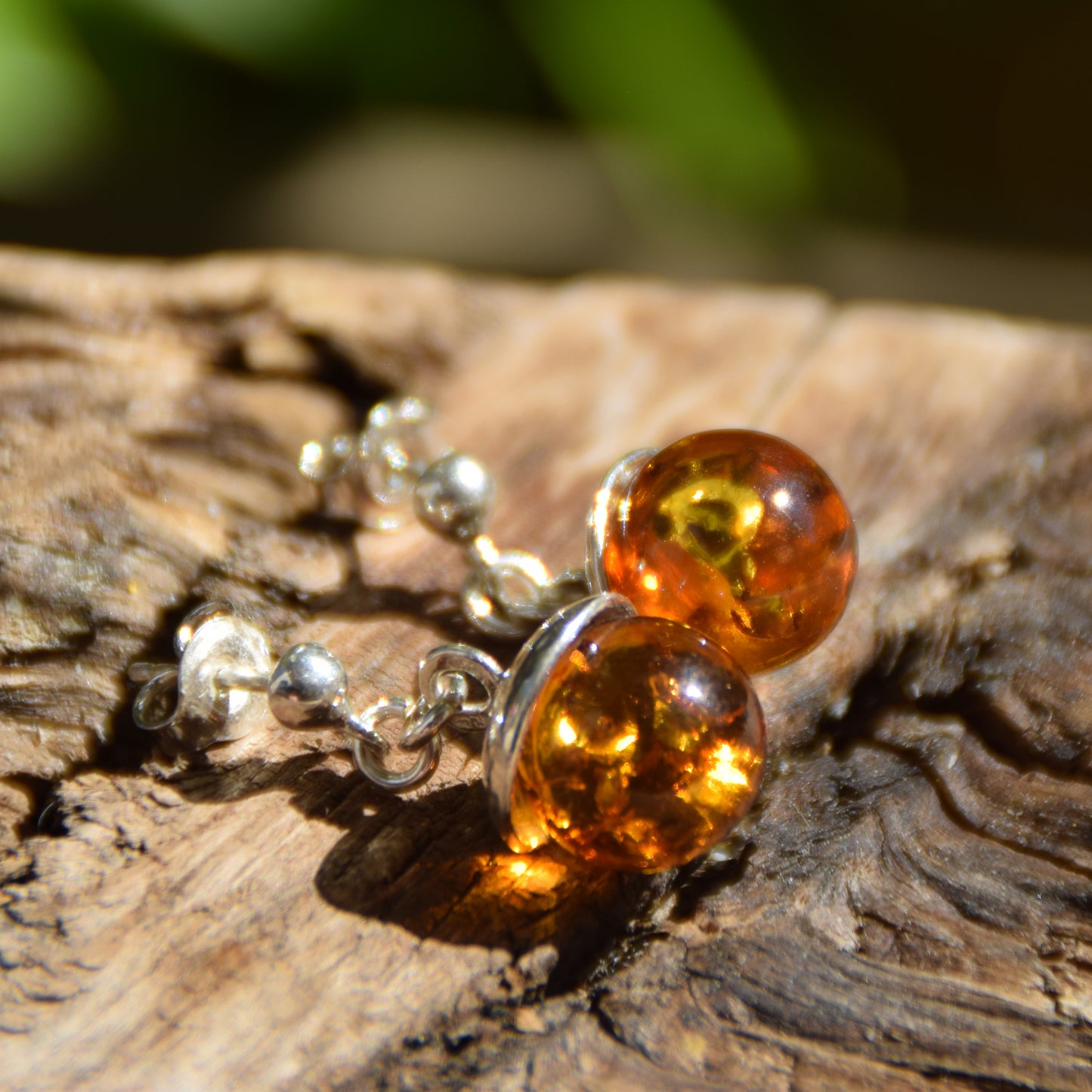 Orecchini pendenti con la sfera di Ambra cognac naturale e Argento 925, MJ Baltica, BK052