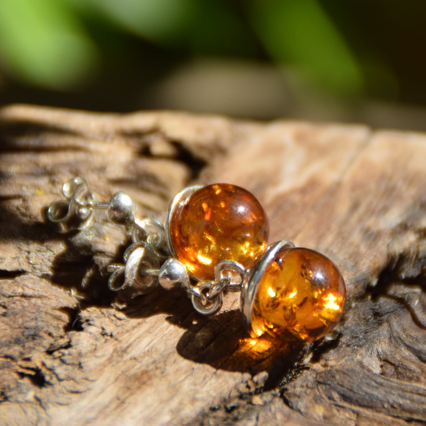 Orecchini pendenti con la sfera di Ambra cognac naturale e Argento 925, MJ Baltica, BK052