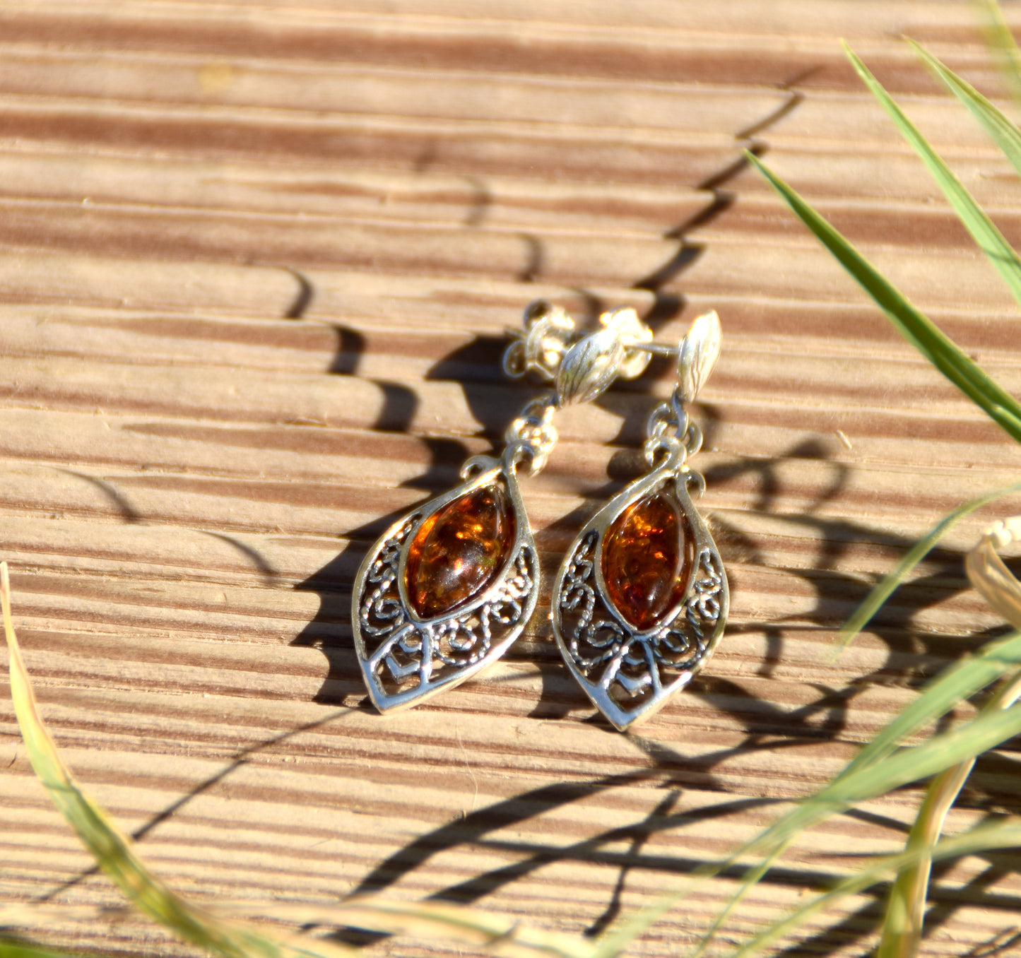 Classici orecchini pendenti con la filigrana di stile orientale con goccia di Ambra naturale color cognac e Argento 925, MJ Baltica, BK073