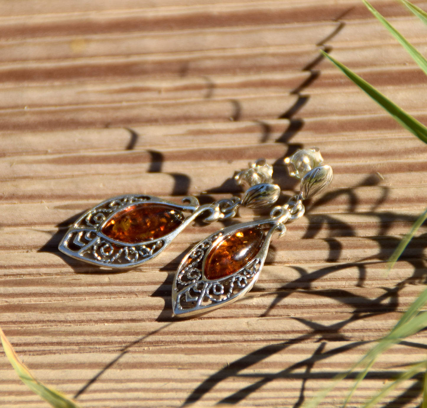 Classici orecchini pendenti con la filigrana di stile orientale con goccia di Ambra naturale color cognac e Argento 925, MJ Baltica, BK073