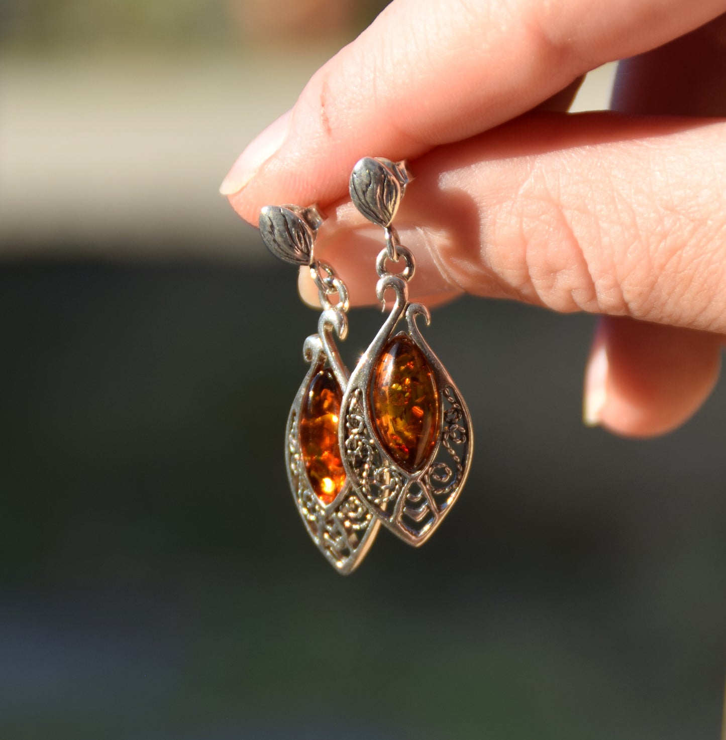 Classici orecchini pendenti con la filigrana di stile orientale con goccia di Ambra naturale color cognac e Argento 925, MJ Baltica, BK073