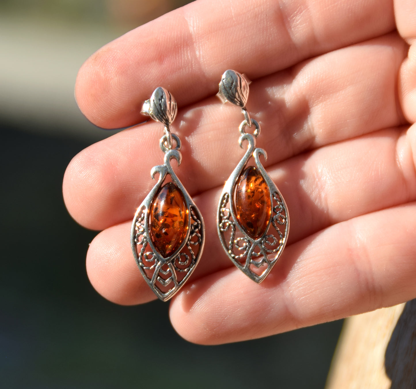 Classici orecchini pendenti con la filigrana di stile orientale con goccia di Ambra naturale color cognac e Argento 925, MJ Baltica, BK073