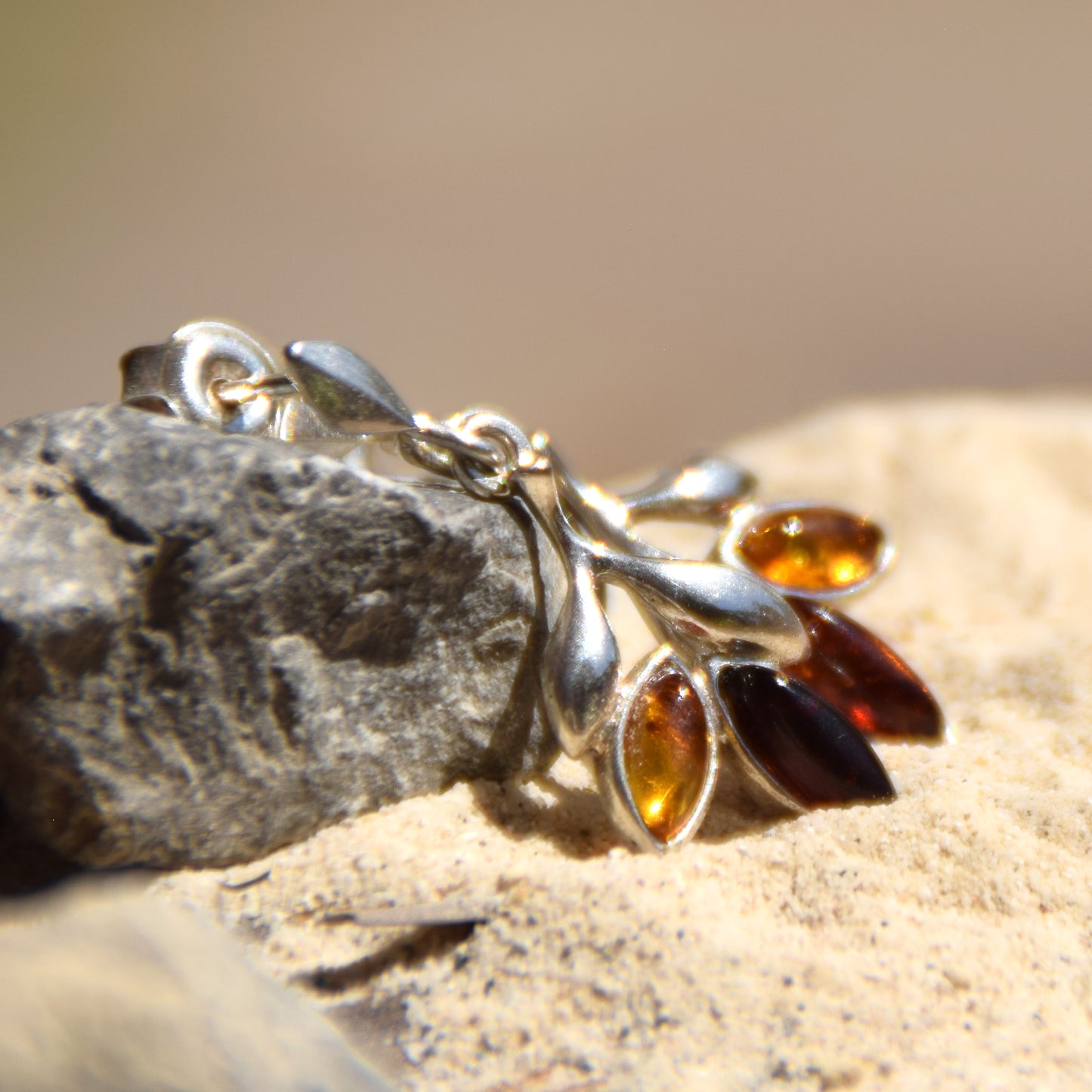 Delicati orecchini pendenti con ambra marrone naturale e Argento 925, MJ Baltica, BK079