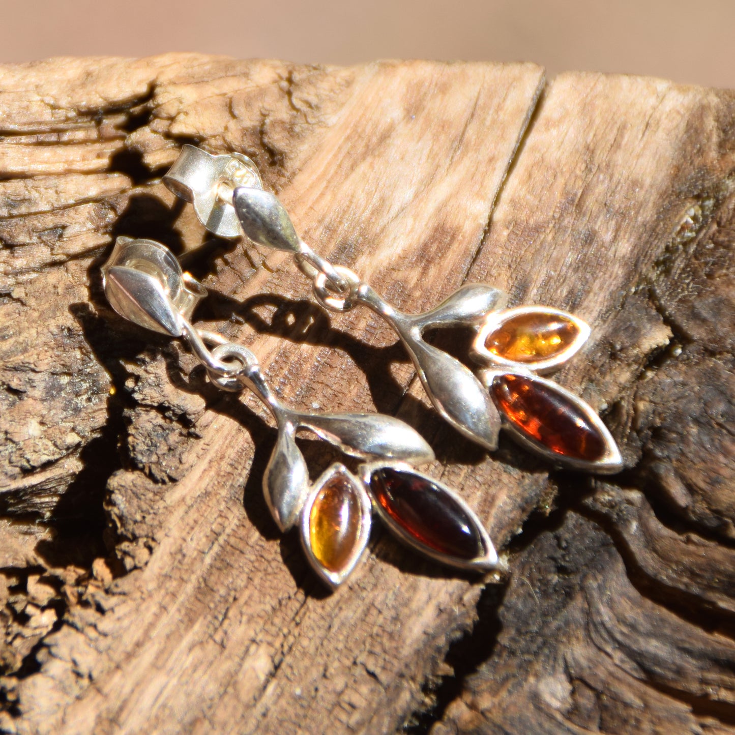 Delicati orecchini pendenti con ambra marrone naturale e Argento 925, MJ Baltica, BK079