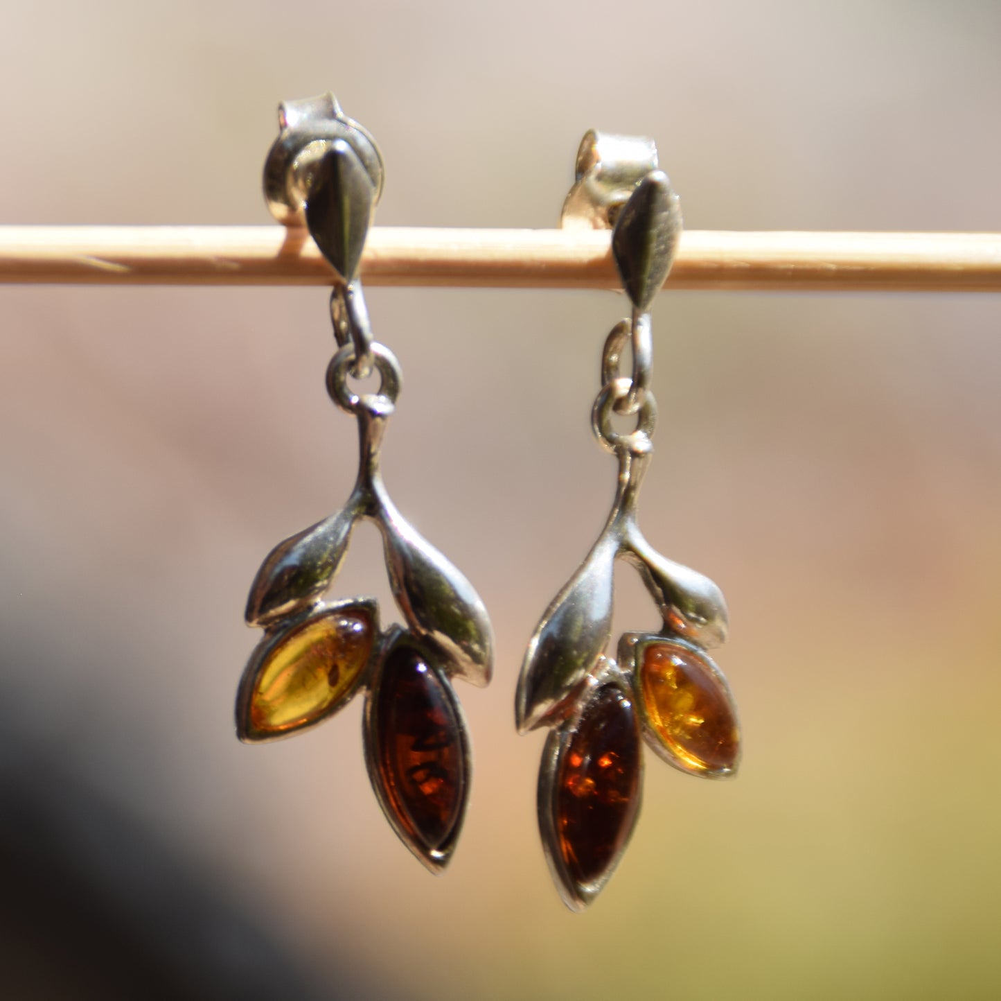 Delicati orecchini pendenti con ambra marrone naturale e Argento 925, MJ Baltica, BK079