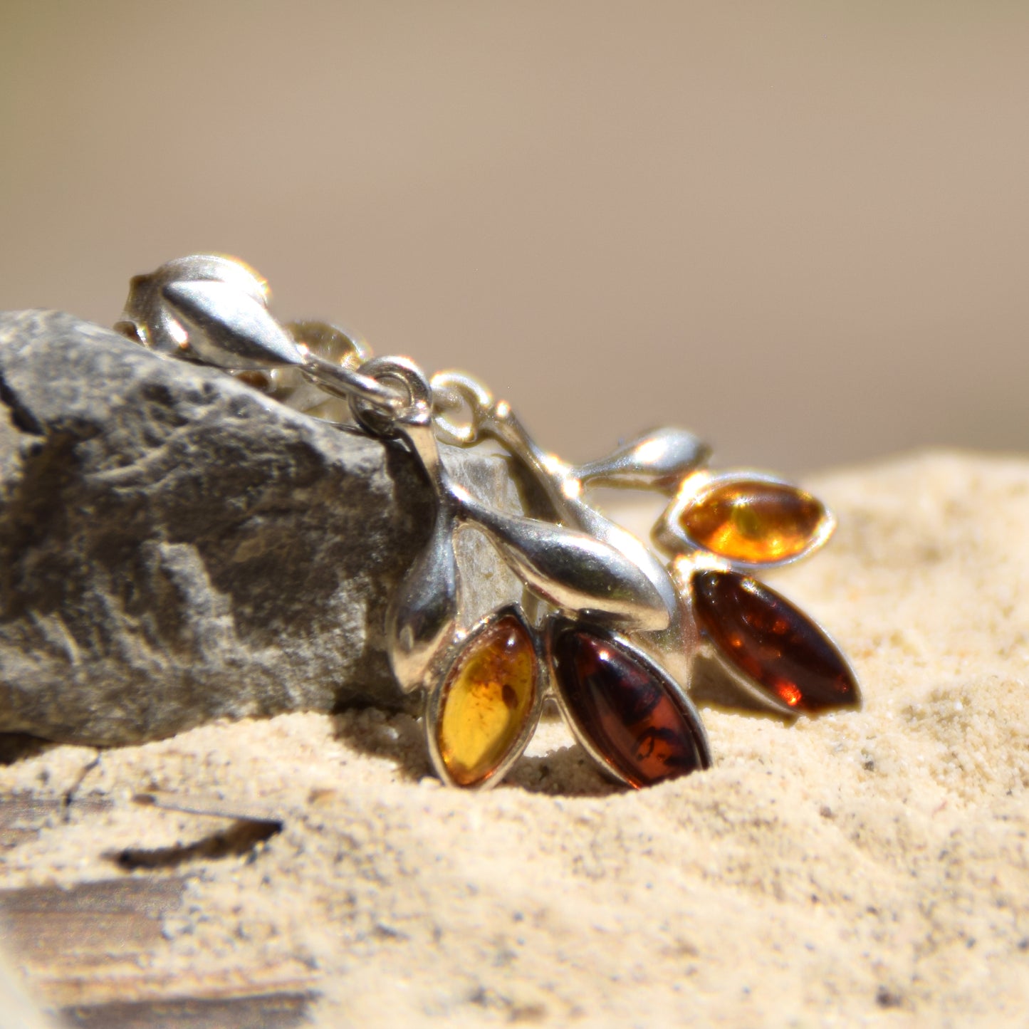 Delicati orecchini pendenti con ambra marrone naturale e Argento 925, MJ Baltica, BK079
