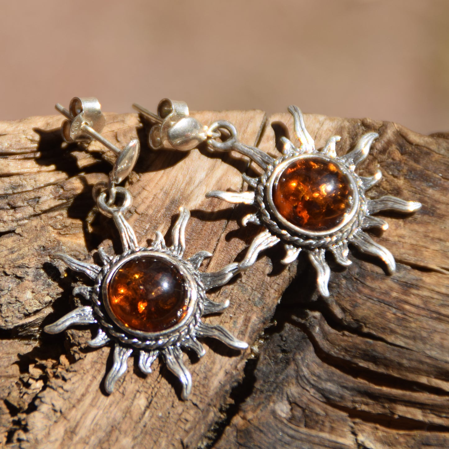 Grandi orecchini pendenti a forma del sole con Ambra cognac naturale e Argento 925, MJ Baltica, BK082
