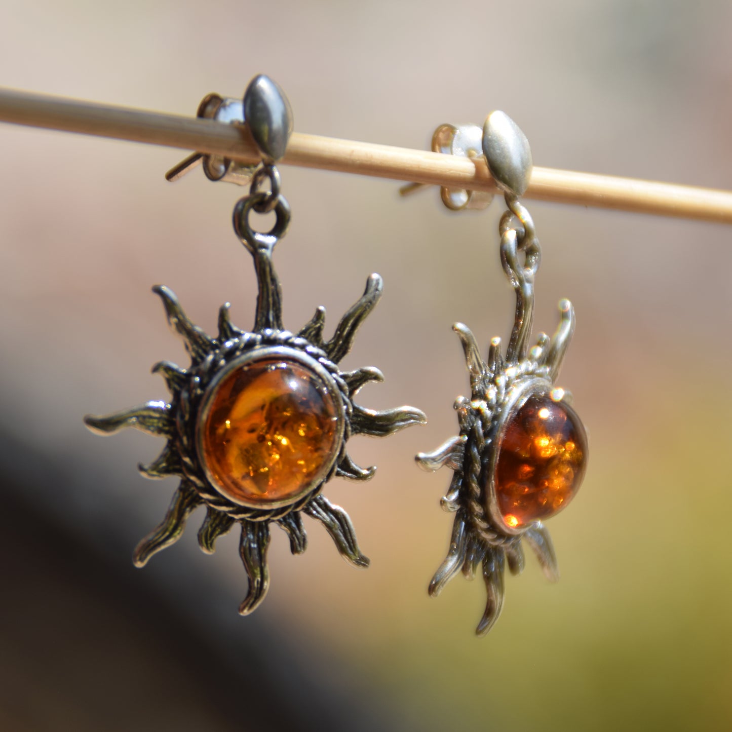 Grandi orecchini pendenti a forma del sole con Ambra cognac naturale e Argento 925, MJ Baltica, BK082