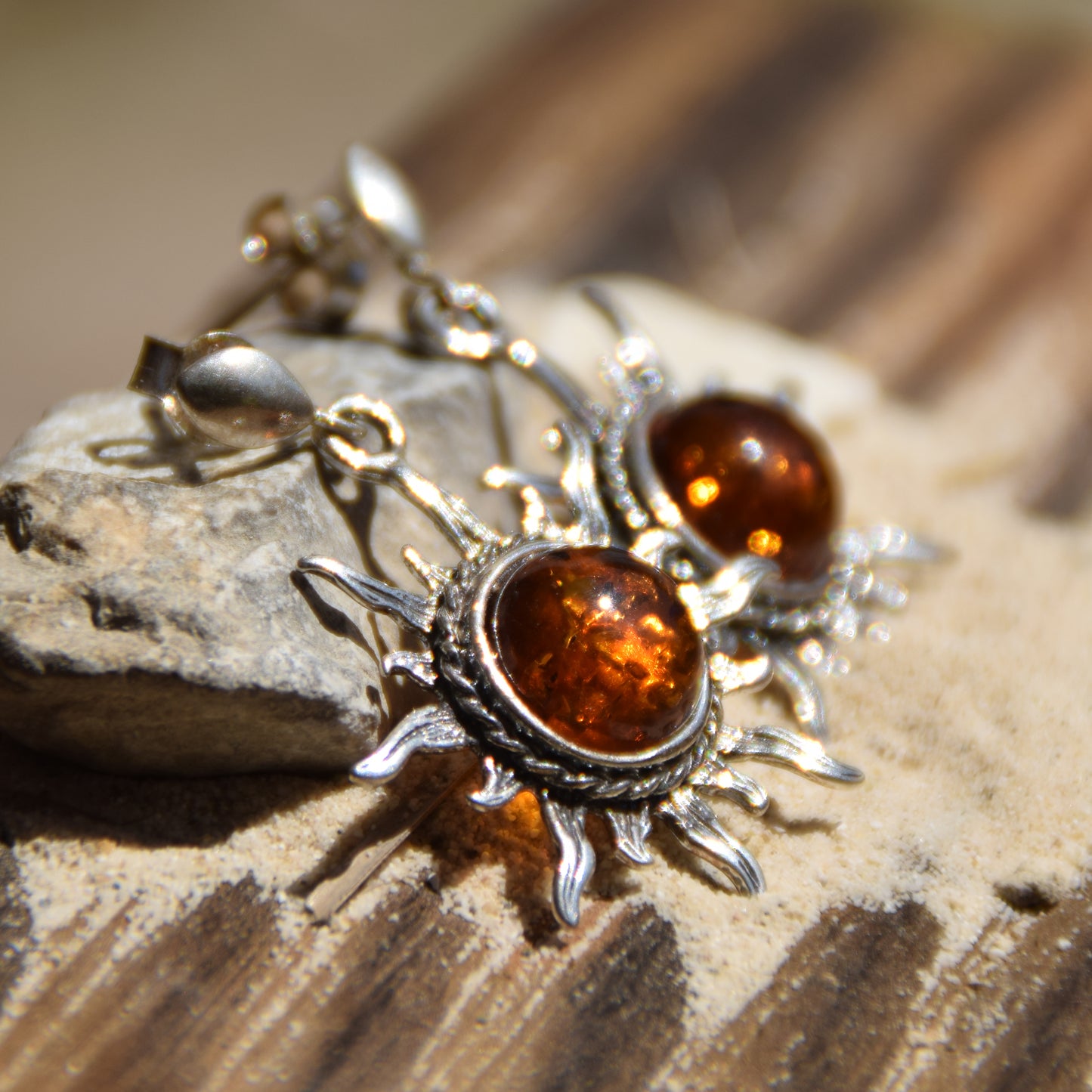 Grandi orecchini pendenti a forma del sole con Ambra cognac naturale e Argento 925, MJ Baltica, BK082