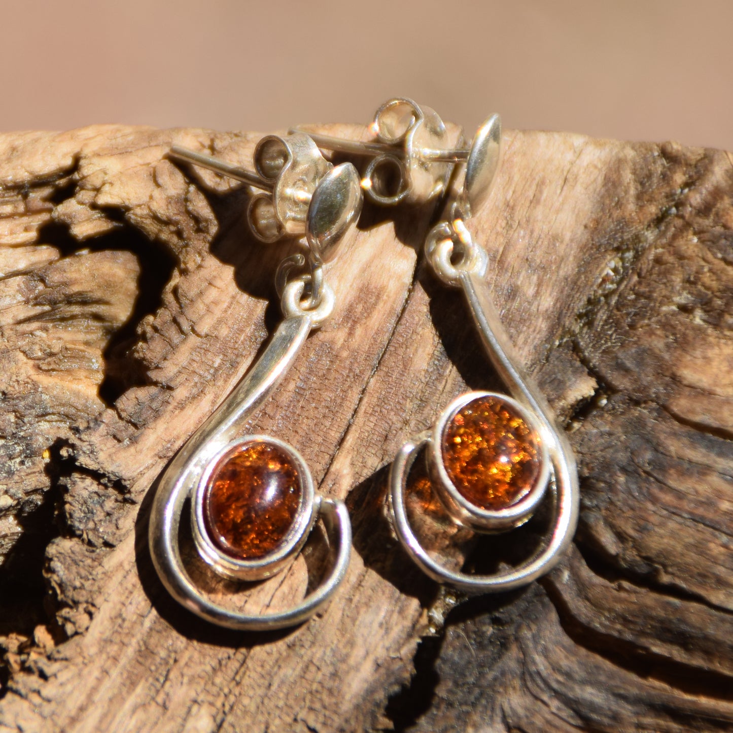 Eleganti orecchini pendenti fatti con Ambra cognac naturale e Argento925, MJ Baltica, BK085