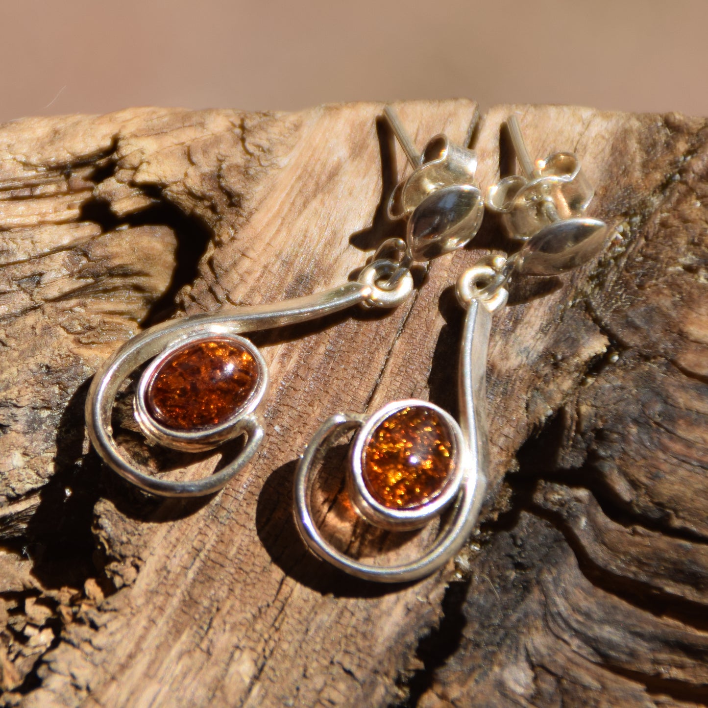 Eleganti orecchini pendenti fatti con Ambra cognac naturale e Argento925, MJ Baltica, BK085