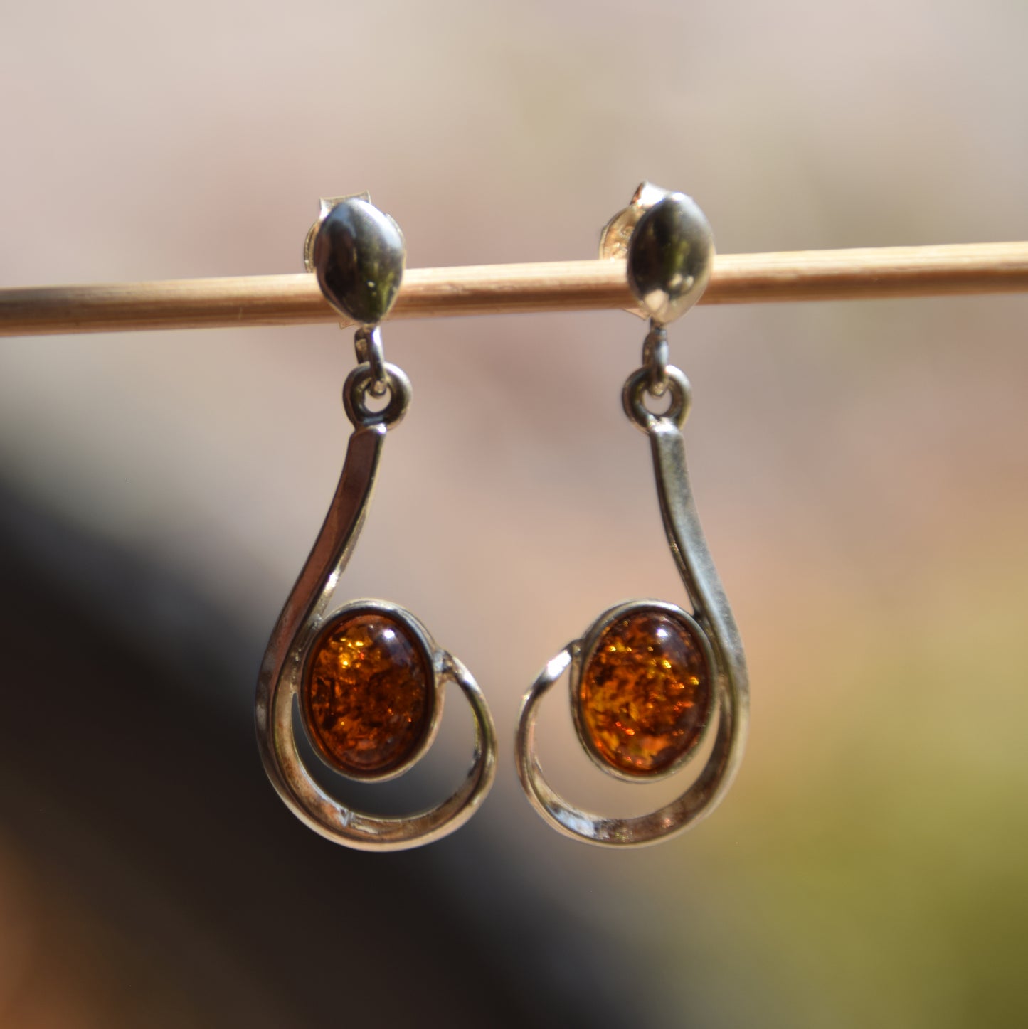 Eleganti orecchini pendenti fatti con Ambra cognac naturale e Argento925, MJ Baltica, BK085