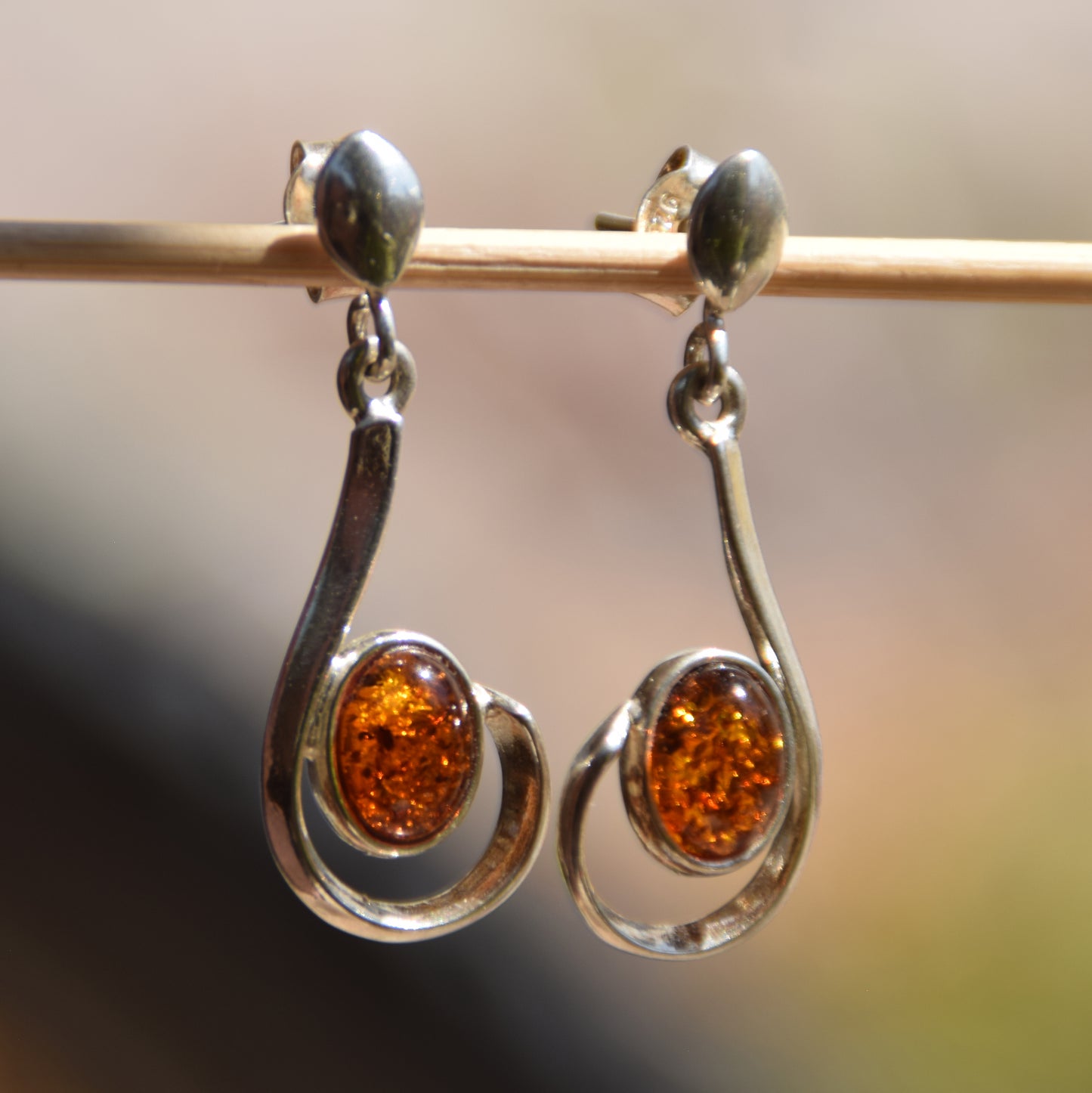 Eleganti orecchini pendenti fatti con Ambra cognac naturale e Argento925, MJ Baltica, BK085