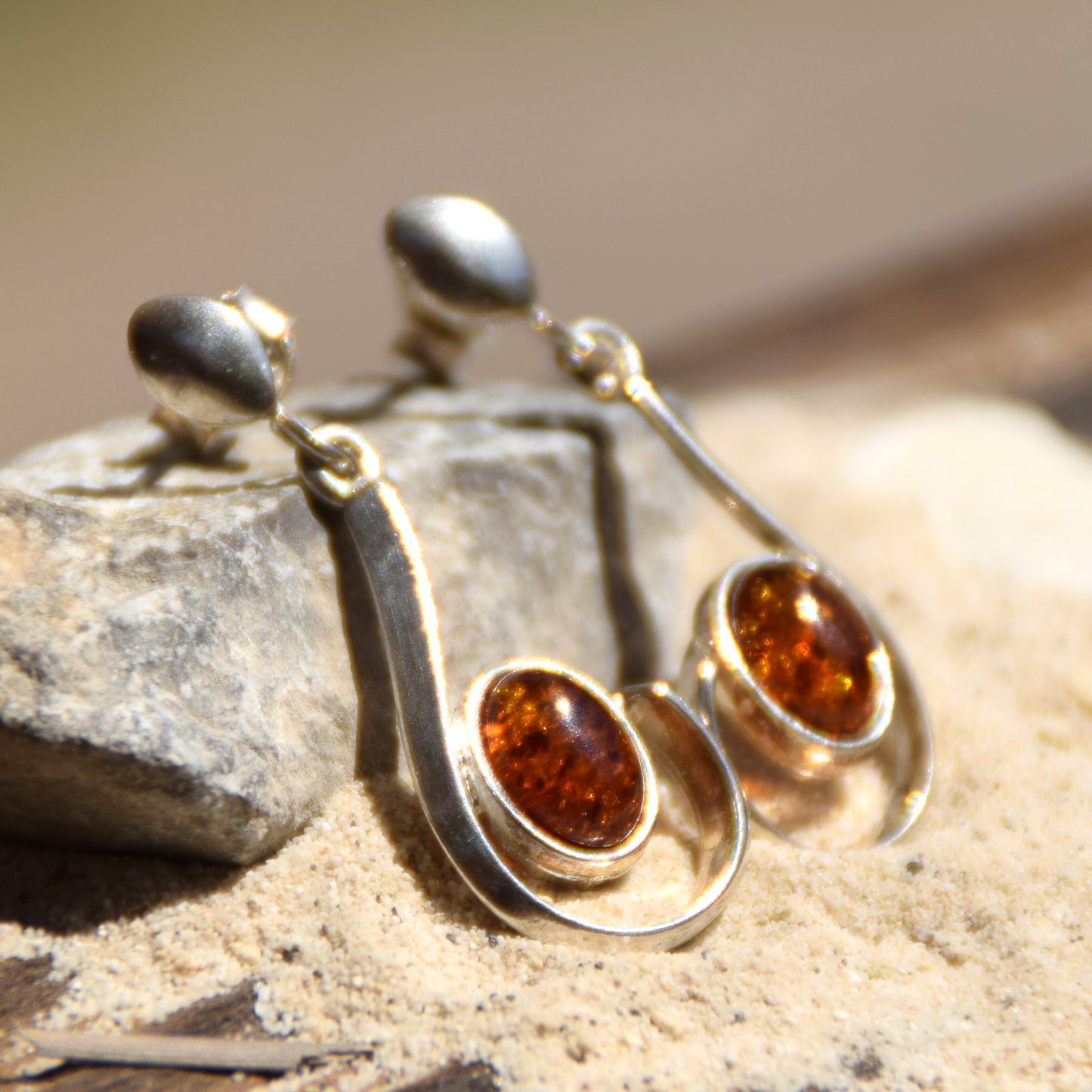 Eleganti orecchini pendenti fatti con Ambra cognac naturale e Argento925, MJ Baltica, BK085