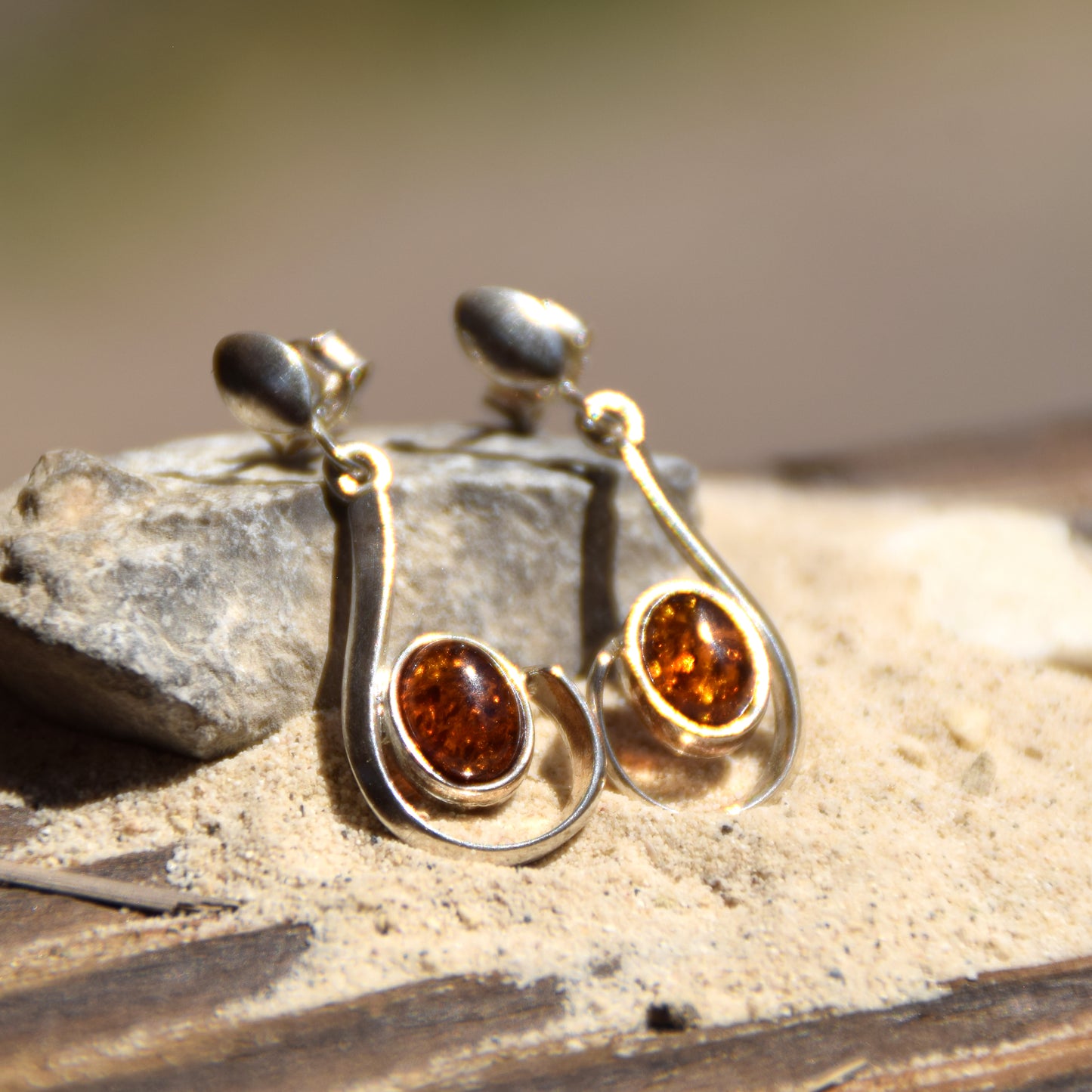 Eleganti orecchini pendenti fatti con Ambra cognac naturale e Argento925, MJ Baltica, BK085