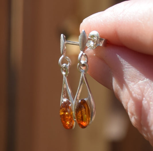 Leggeri orecchini pendenti con Ambra cognac naturale e Argento 925, MJ Baltica, BK090