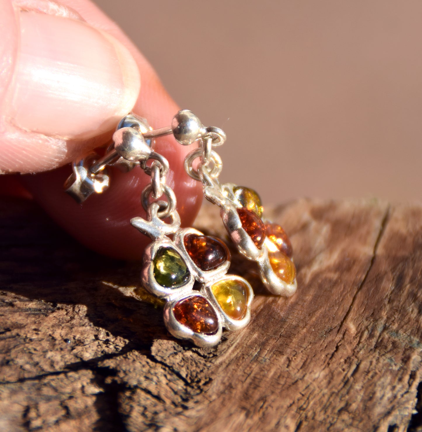 Clover dangle earrings with natural amber in various shades and 925 silver, MJ Baltica, BK095