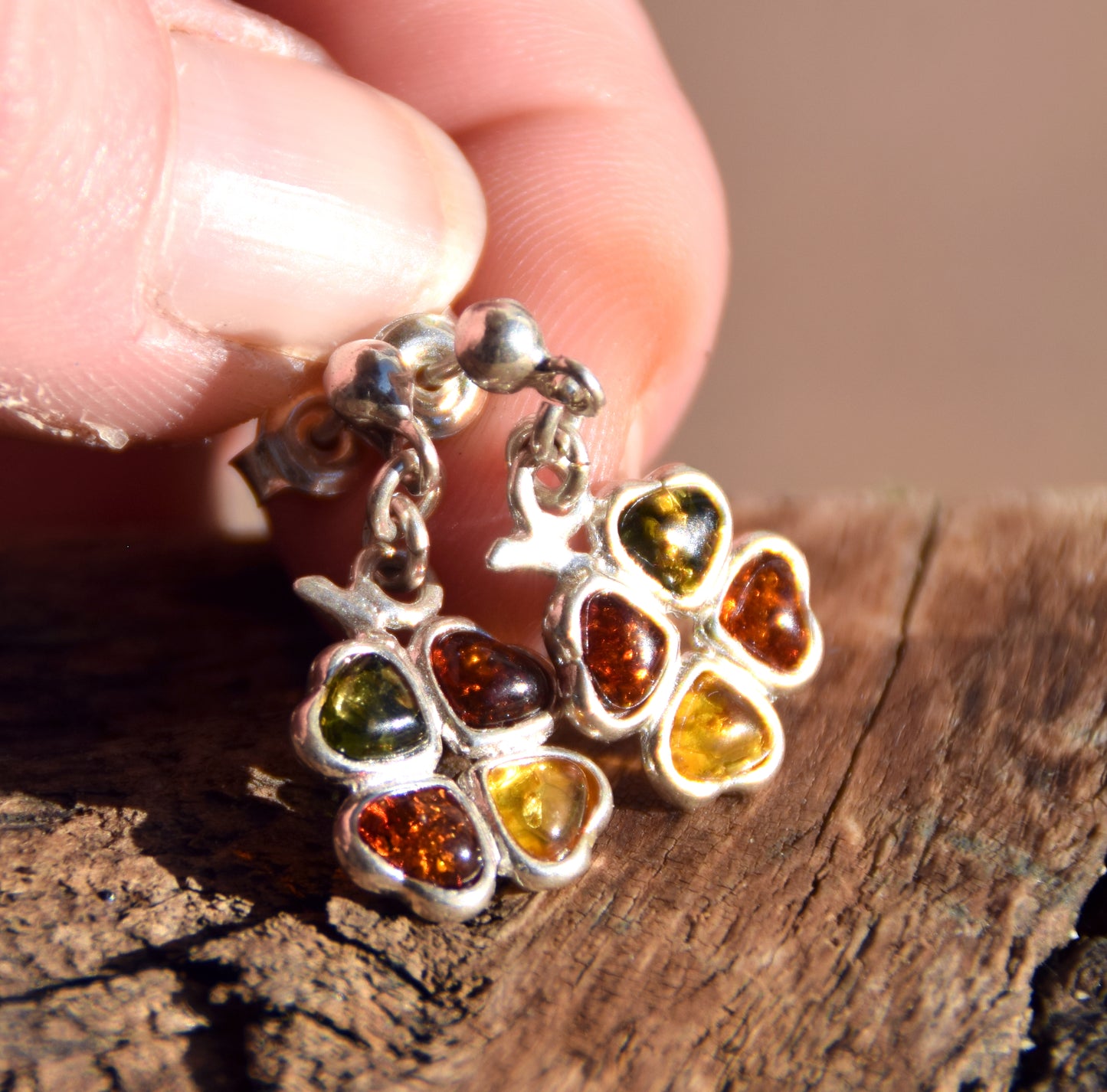 Clover dangle earrings with natural amber in various shades and 925 silver, MJ Baltica, BK095
