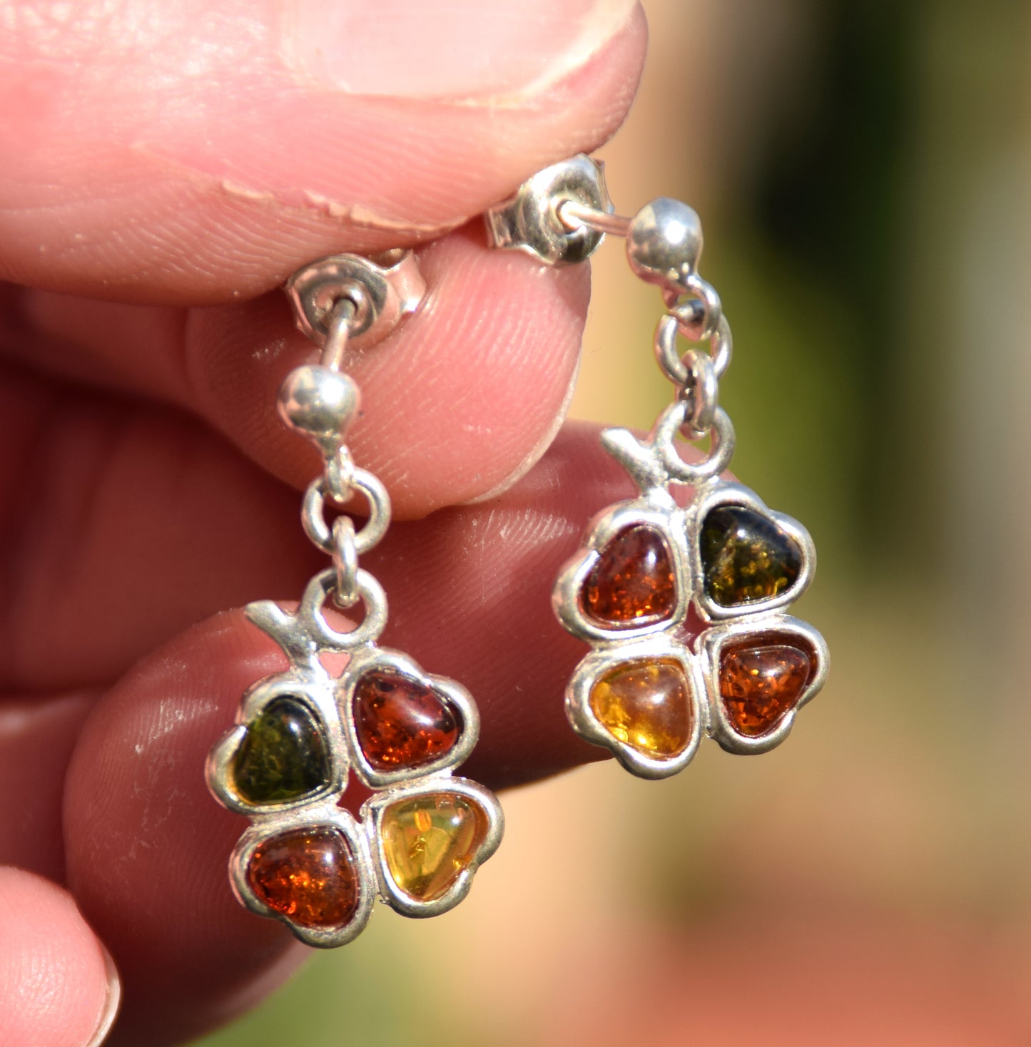 Clover dangle earrings with natural amber in various shades and 925 silver, MJ Baltica, BK095