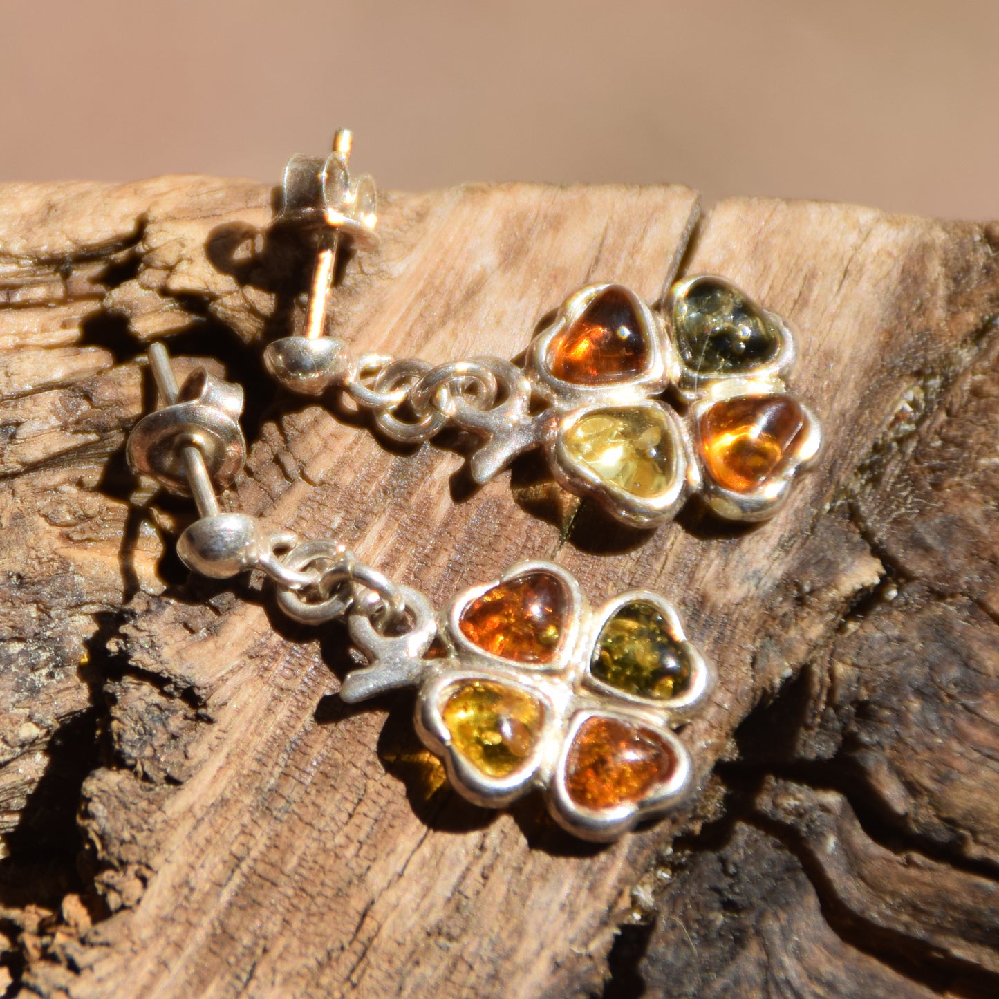 Clover dangle earrings with natural amber in various shades and 925 silver, MJ Baltica, BK095
